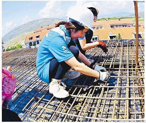 12 студенти од Хонг Конг ја градат зградата на Хабитат